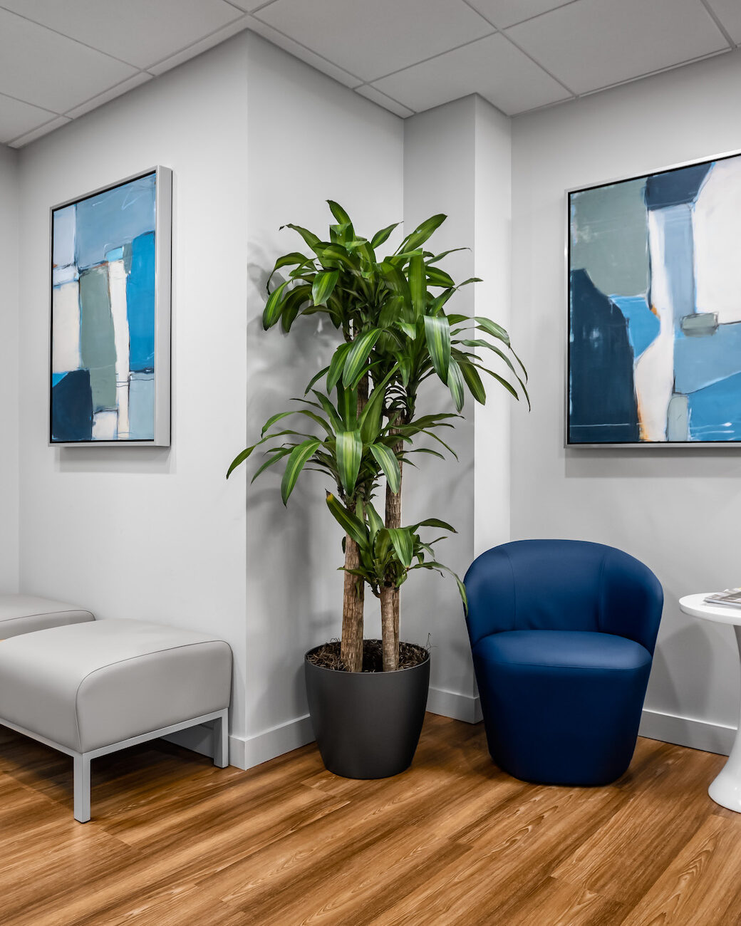 commercial-office-interior-design-sitting-area-waiting-room