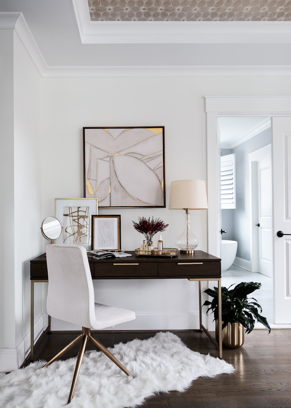 desk-faux-fur-white-rug-interior-design